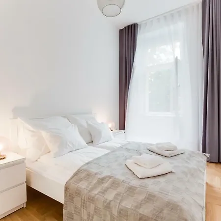 Apartment The Dancing House Residence, Two Bedroom With Balcony Near River! Prag