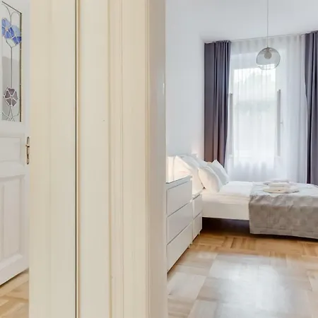 Apartment The Dancing House Residence, Two Bedroom With Balcony Near River! Prague