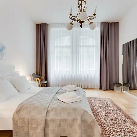 The Dancing House Residence, Two Bedroom With Balcony Near River! דירה *