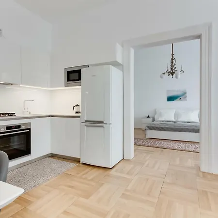 The Dancing House Residence, Two Bedroom With Balcony Near River! * Praga