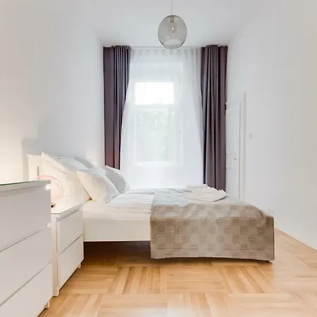 Apartmán The Dancing House Residence, Two Bedroom With Balcony Near River! Praha