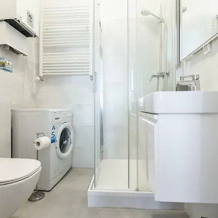 The Dancing House Residence, Two Bedroom With Balcony Near River!