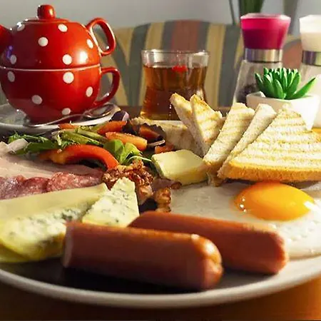 The Dancing House Residence, Two Bedroom With Balcony Near River! Apartamento