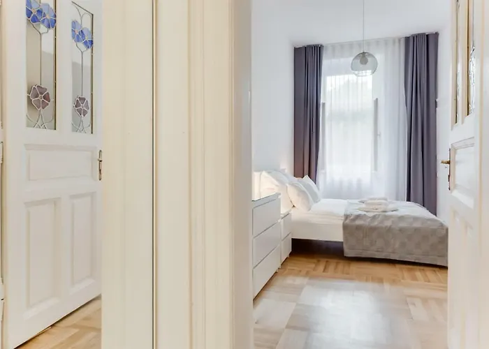 Apartment The Dancing House Residence, Two Bedroom With Balcony Near River! Prague