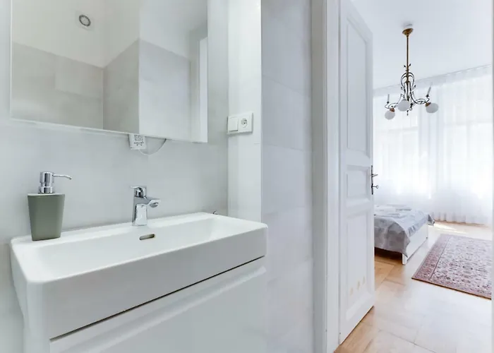 Apartment The Dancing House Residence, Two Bedroom With Balcony Near River! *